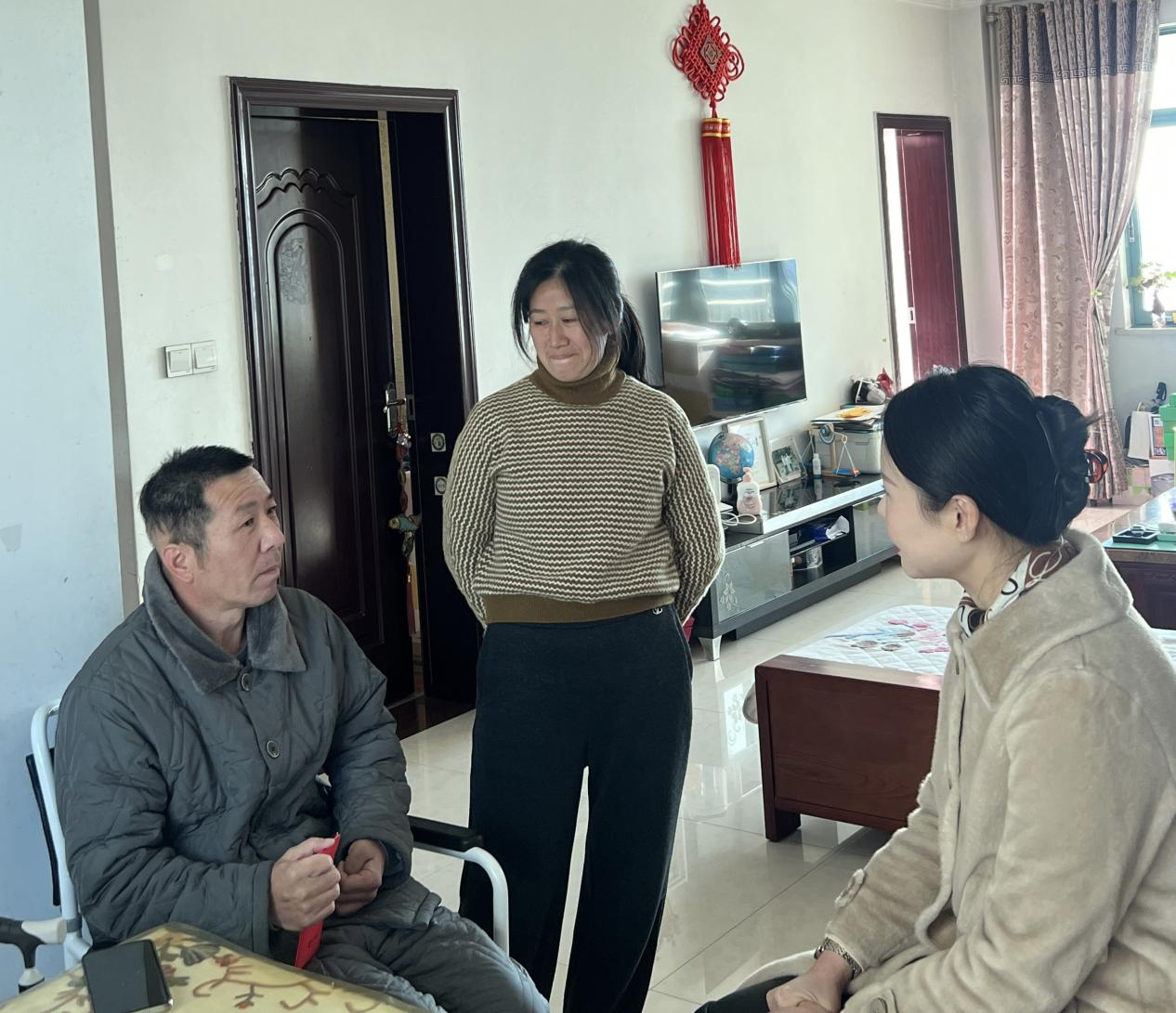 心系职工，，，，情暖新春|集团开展难题职工走访慰问运动